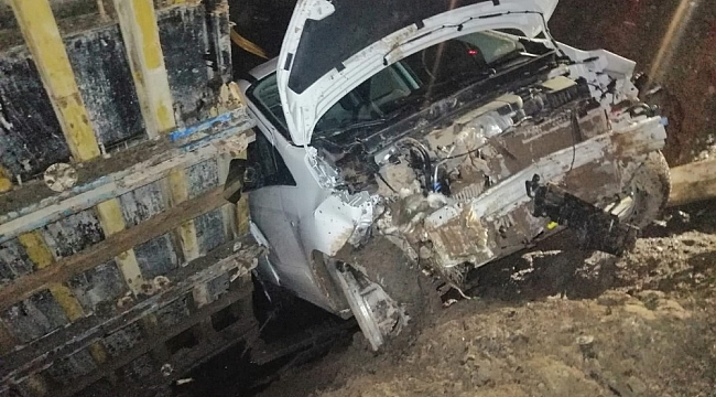 Artvin'de otomobil duvara çarptı: 2 yaralı