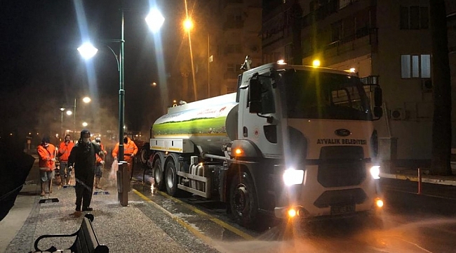 Ayvalık'ta Cadde ve sokaklarda Covid 19 temizlikleri bitmek bilmiyor
