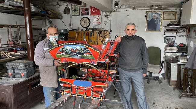 Baba mesleğini minyatür at arabası yaparak yaşatıyorlar