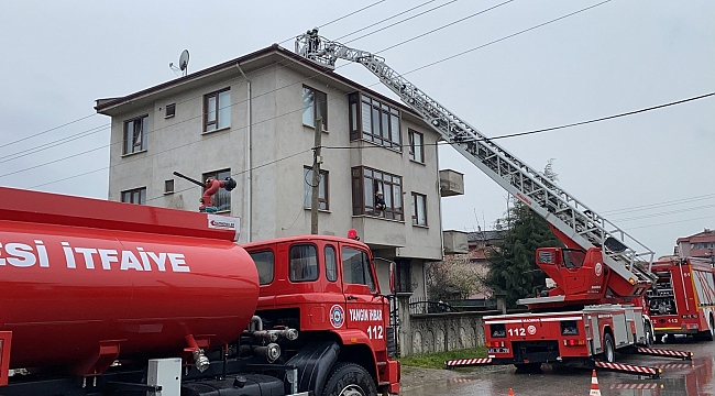 Bacada çıkan yangını meraklı gözlerle izlediler