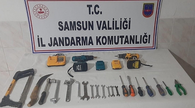 Bafra'da eski tütün deposunun çatısını sökmeye çalışan 5 kişi yakalandı