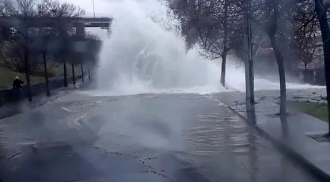 Bağcılar'da su borusu patladı, oluşan çukura moto kurye düştü