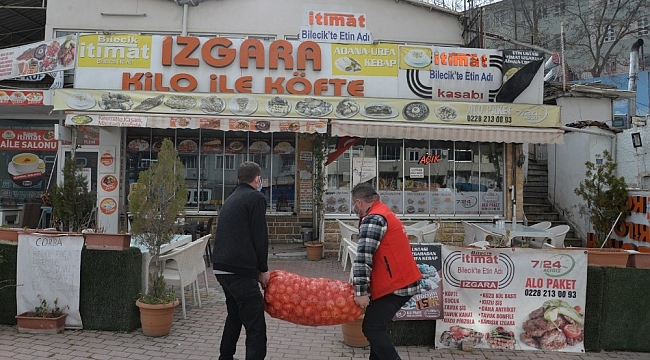 Bağışlanan soğanlar esnaf ve vatandaşlara dağıtıldı