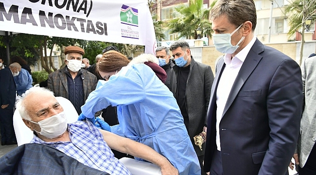 Bahçelievler'de 65 yaş ve üstü vatandaşlara camilerde aşılama başladı