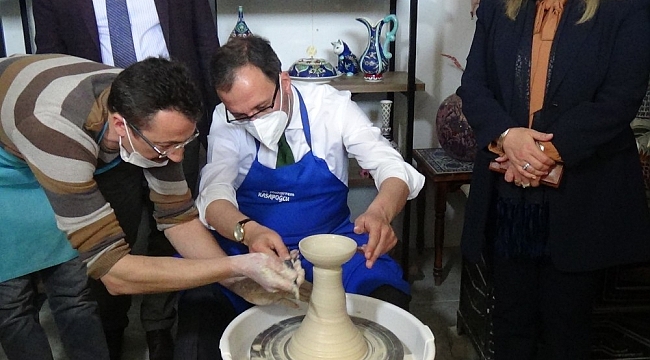 Bakan Kasapoğlu çini çarkı başında