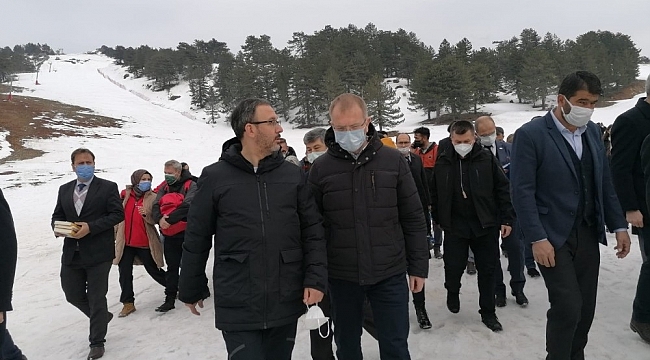 Bakan Kasapoğlu, Murat Dağı Termal Kayak Merkezi'ni ziyaret etti