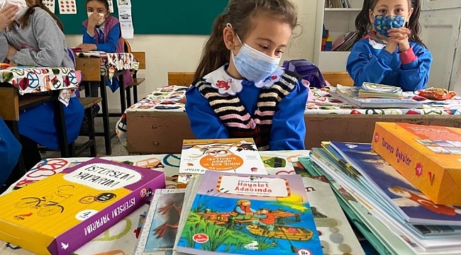 Bakan Kasapoğlu'ndan ilkokul öğrencilerine kitap