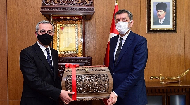 Bakan Selçuk'tan büyükşehir belediyesine ziyaret