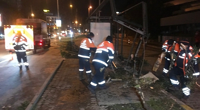 Bakırköy'de otomobil otobüs durağına daldı: 1 yaralı