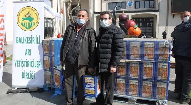 Balıkesir'de arıcılara 6045 teneke arı yemi dağıtıldı