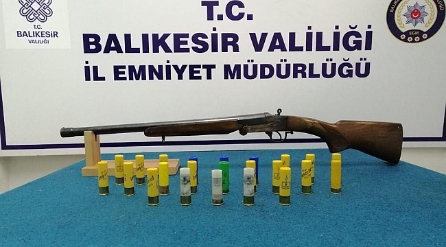 Balıkesir'de polis 2 aranan şahsı yakaladı