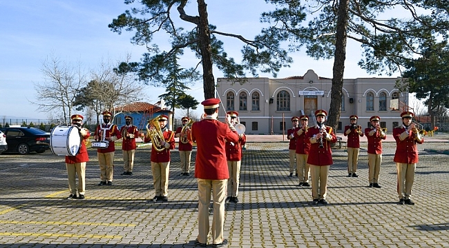 Bandodan minik öğrencilere moral konseri