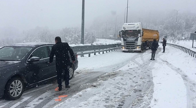 Bartın'da kar yağışının ardından araçlar yolda kaldı