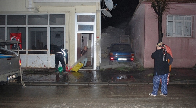 Basınca dayanamayan boru patladı, fışkıran su yaşlı kadını isyan ettirdi: "Yangın var diye bağıracağım şimdi"