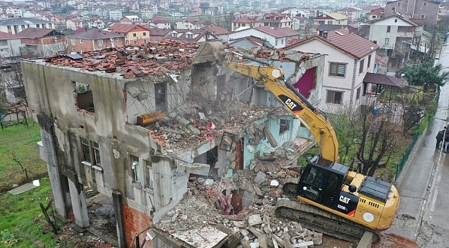 Başiskele'de ağır hasarlı bina yıkıldı