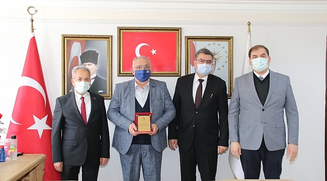 Başkan Akkaya'dan yurt dışındaki hayırseverlere plaket