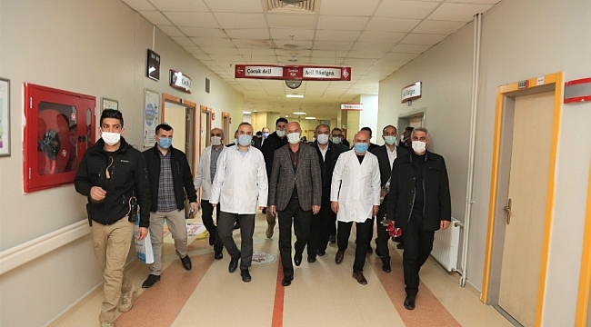 Başkan Akman'dan sağlık çalışanlarına çiçekli teşekkür