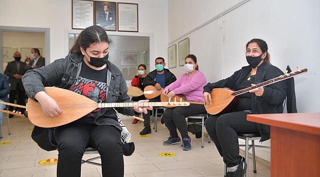 Başkan Çetin kursiyerlerle türkü söyledi