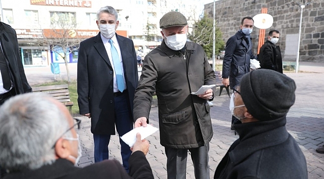 Başkan Çolakbayrakdar denetimlerde maske dağıttı