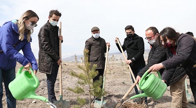 Başkan Çolakbayrakdar, Gara ve Bitlis şehitlerinin anısına ağaç dikti