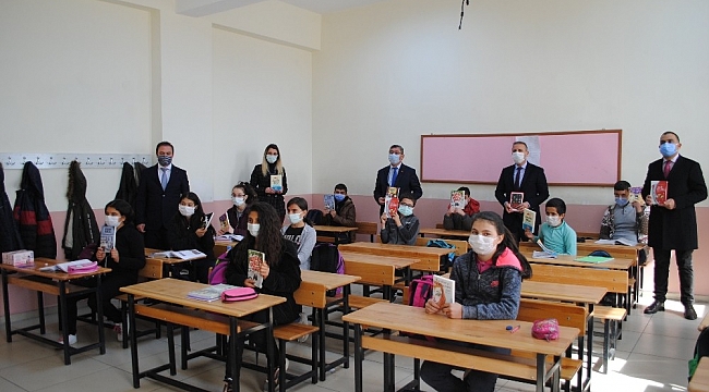 Başkan Gök'den öğrencilere kitap desteği