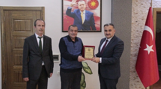 Başkan Mehmet Cabbar'dan emekli olan zabıta personeline teşekkür plaketi