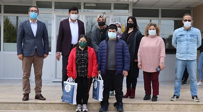 Başkan Özcan özel öğrencileri yalnız bırakmadı
