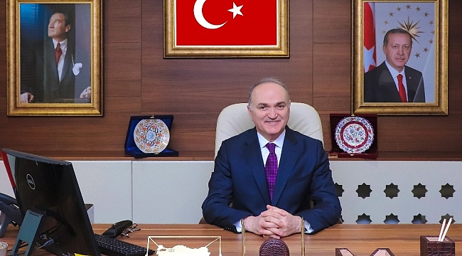 Başkan Özlü "100 yıldır bağımsızlığın simgesi"