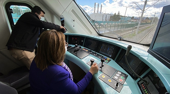Başkan Şahin makinist koltuğuna oturarak Milli Elektrikli Tren'i test etti
