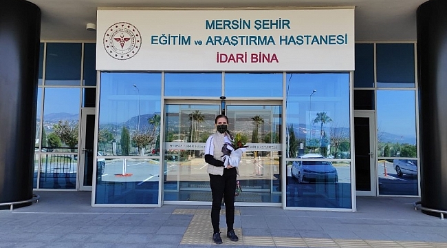 Başkan Tarhan'dan sağlık çalışanlarına çiçek