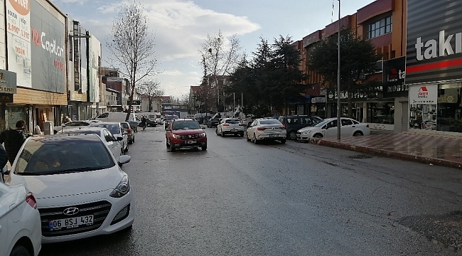 Başkent'te vinç park halindeki iki otomobili biçti