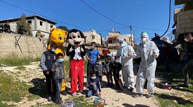 Batı Şeria'da sağlıkçılardan Covid-19 hastası çocuklara moral ziyareti