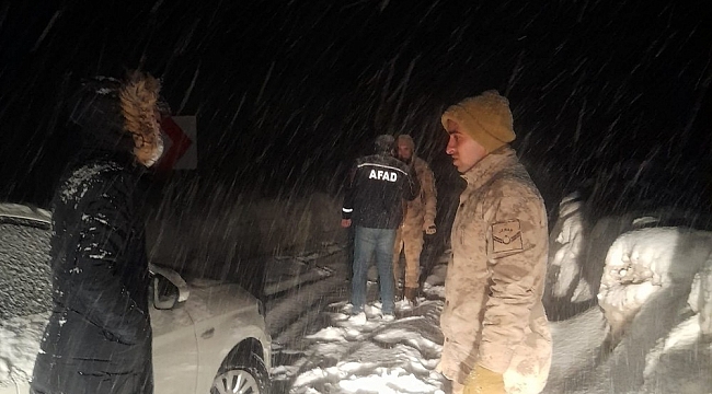 Bayburt'ta karda mahsur kalan 3 kişi AFAD ve jandarma ekiplerince kurtarıldı