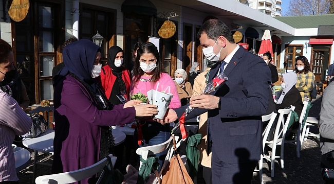 Baydilli kadınlarla bir araya gelerek çiçek dağıttı
