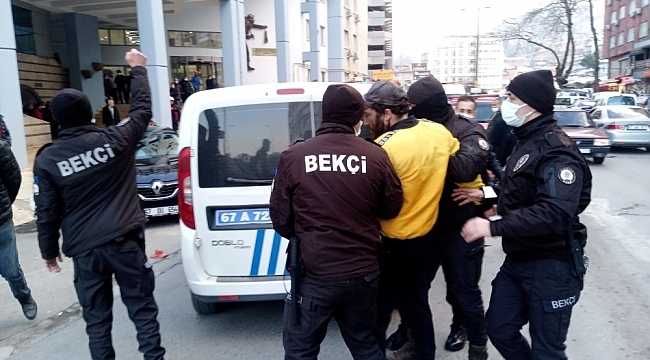 Belediye önünde üzerine benzin döküp kendini yakmaya kalktı