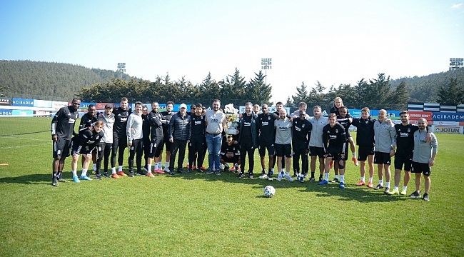 Beşiktaşlı futbolculardan sağlık ekibine çiçek