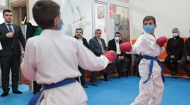 Beyazgül karateci gençlerle bir araya geldi