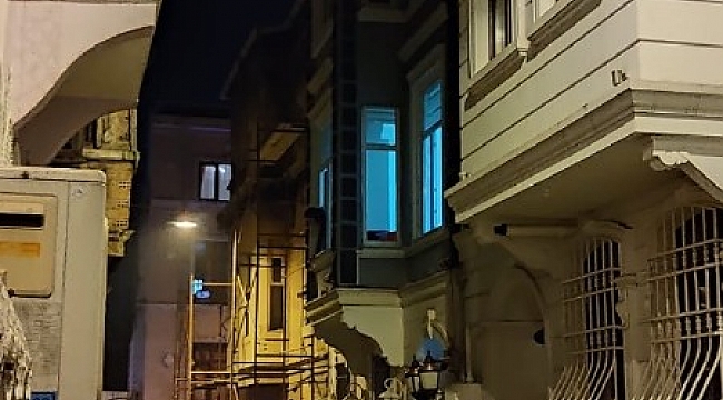Beyoğlu'nda bir pansiyonda çıkan yangında 3 kişi dumandan etkilendi
