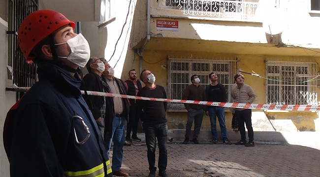 Beyoğlu'nda rüzgar nedeniyle binanın çatısındaki tuğlalar uçtu