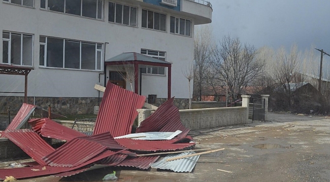Bingöl'de fırtına çatı uçurdu, ağaçları devirdi