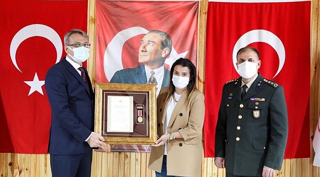 Bingöl'de idlib şehitlerinin ailelerine "Devlet Övünç Madalyası"
