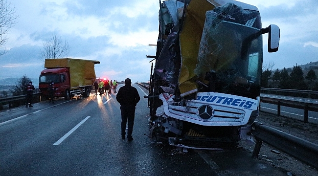 Bolu'da, yolcu otobüsü arıza yapan kamyona çarptı: 3 yaralı