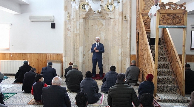 Bu camide cuma hutbesi işaret dili ile okunuyor