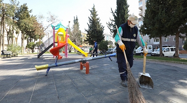 Buca'nın parklarında bahar temizliği
