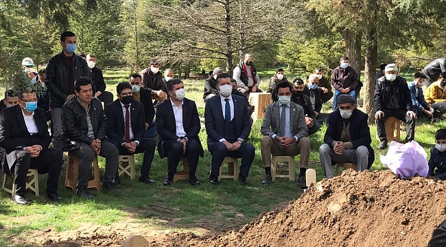 Burdur'da bıçaklanarak öldürülen Gizem'in cenazesi toprağa verildi