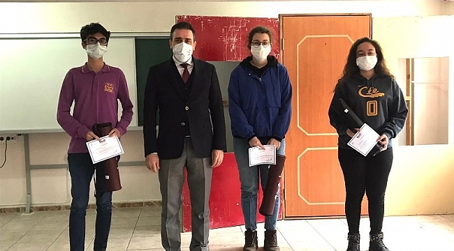 Burhaniye'de başarılı öğrenciler ödüllendirildi