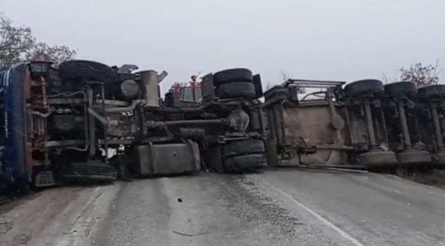 Bursa'da beton mikseri devrildi, trafik durdu