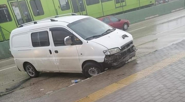 Bursa'da kaza yapan kaçak servisten 20 çocuk çıktı