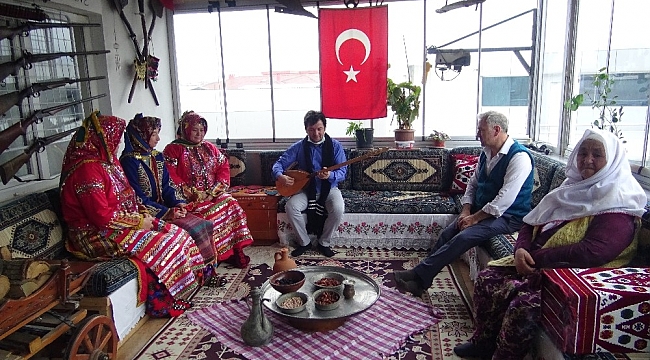 Bursa'da evlerinde biriktirdikleri antika eşyalarla Yörük kültürünü yaşatıyorlar