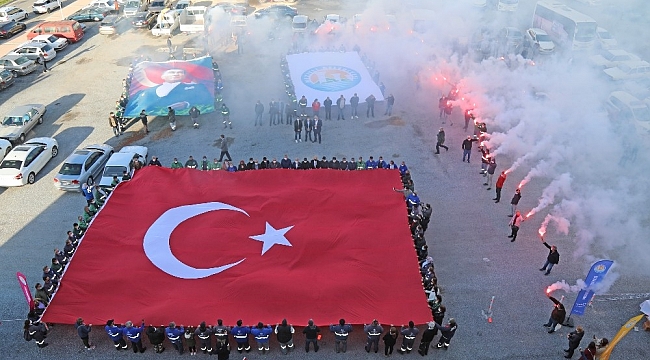 Çanakkale Zaferini ve şehitleri Türk bayrağı açarak andılar
